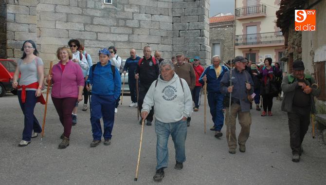 Momento de la salida de la marcha en la plaza del pueblo