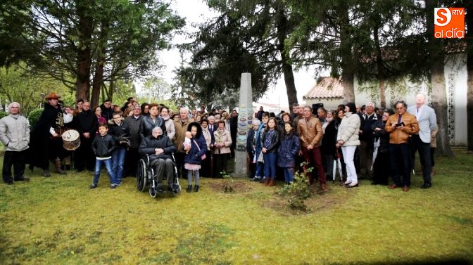 Vecinos de Nuevo Naharros, junto al monolito que recuerda la fundación del pueblo / Foto de Alberto Martín