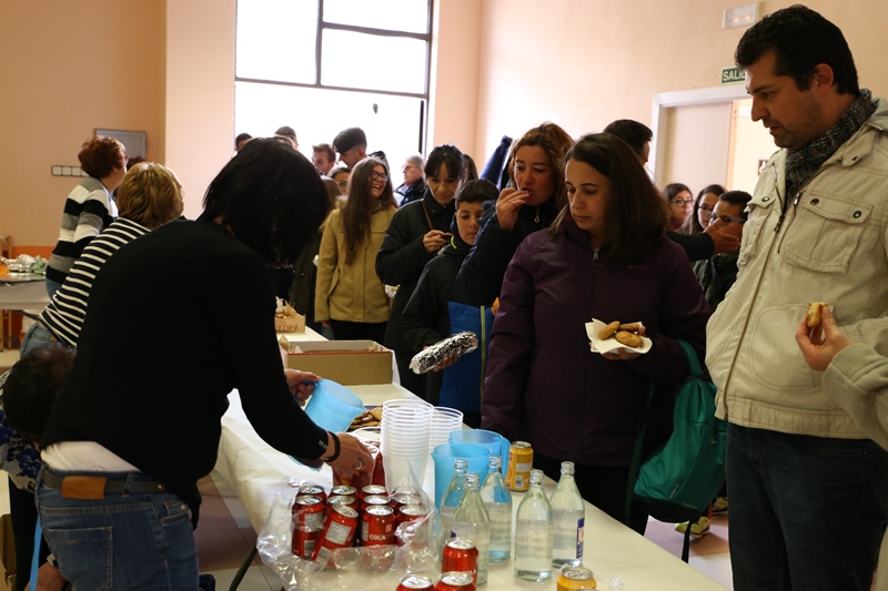 Decenas de vecinos han recogido su bocadillo en el multiusos