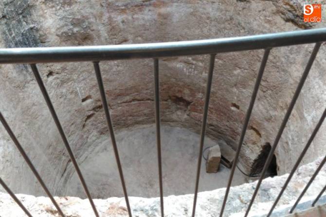 El Pozo de Nieve constituye una asombrosa construcción en la que nuestros antepasados almacenaban y conservaban la nieve que traían sobre mulos desde las Sierras de Francia y Béjar para convertirla en hielo