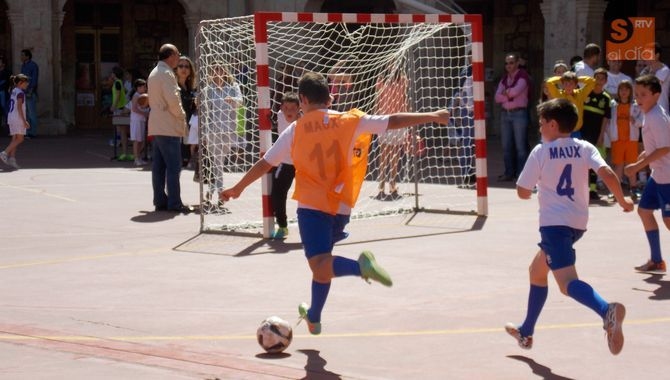 Un chico del María Auxiliadora, durante un partido de fútbol sala