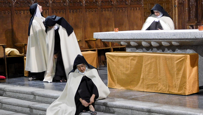 Decenas de personas vibraron con la obra Teresa, la jardinera de la luz en la iglesia de Nuestra Señora del Castillo en Macotera