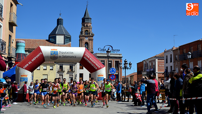 La plaza de la Constitución era el epicentro de la 25 edición de la carrera popular Hijos, Padres y Abuelos