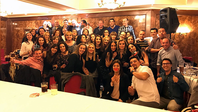 Los quintos del 77 disfrutaban de una cena de fraternidad en el restaurante El Oso y el Madroño