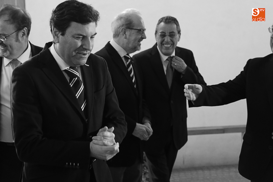 A la izquierda, el consejero de Empleo, Carlos Fernández Carriedo