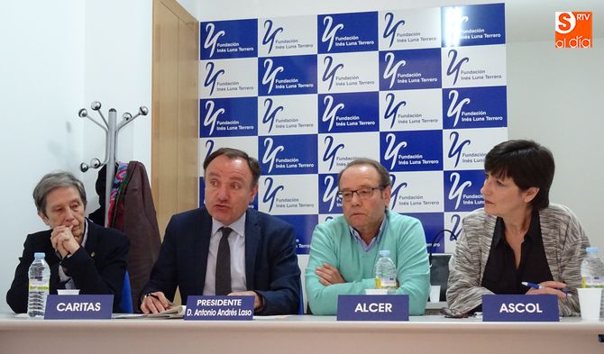 Antonio Andrés Laso (segundo por la izquierda) junto a los representantes de Cáritas, Alcer y Ascol