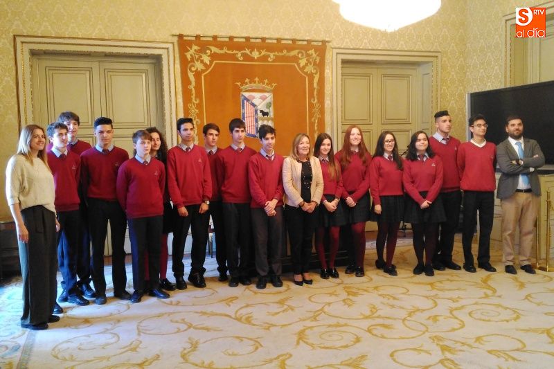 Foto familiar de los alumnos del colegio Montessori en el Salón de Recepciones