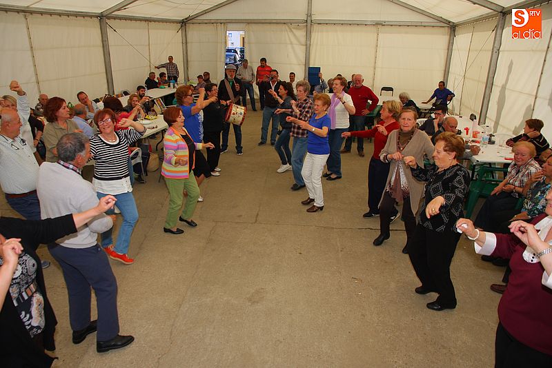 Los vecinos ocuparon la sobremesa con un improvisado baile.