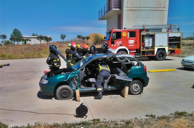 Los bomberos, durante el curso para aprender a manejar correctamente el equipo de excarcelación