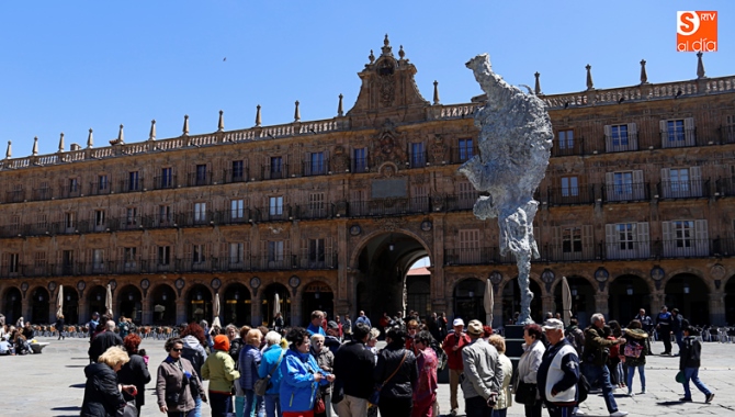 Agentes de la Policía Local vigilan de cerca la escultura de Barceló