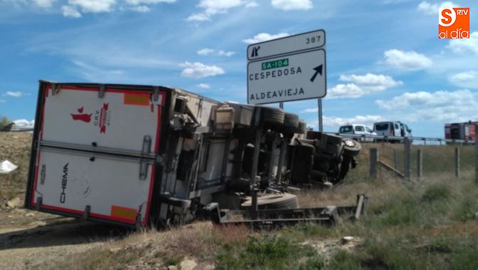 Vuelco de un camión pesado a la entrada de Guijuelo. Fotos: Kiko Robles