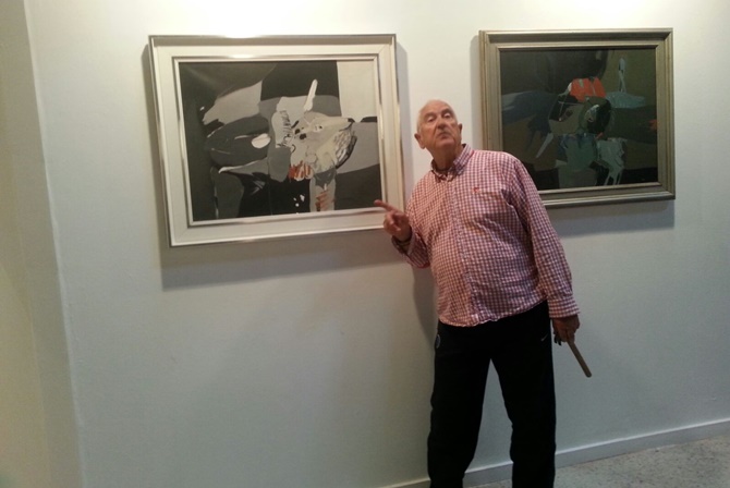 Carlos Piñel, junto a una de las obras incluidas en la exposición