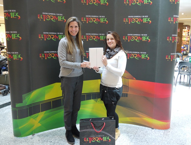 La gerente del CC El Tormes, Cuca Gonzalo, con la ganadora del concurso María José Guerras