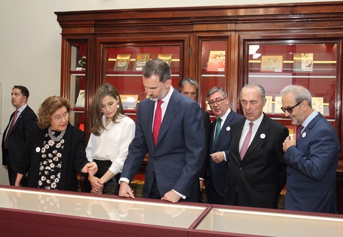 Los Reyes en la Biblioteca Nacional donde se expone Scripta. Foto: @CasaReal
