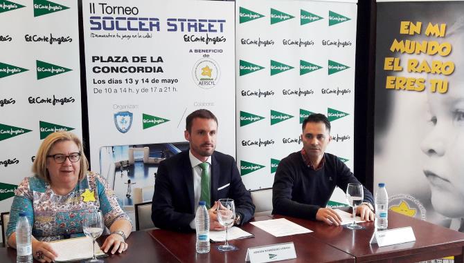 Carmen Calvo (vocal de AERSCYL), Juan Luis García Téllez (coordinador del C.D. Salamanca Fútbol Sala) y Adrián Rodríguez Losada (Director de Comunicación y Relaciones Institucionales de El Corte Inglés en Salamanca)