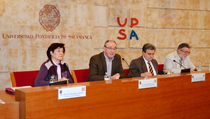El decano de la Facultad de Teología, Gonzalo Tejerina Arias, junto con el coordinador de la Cátedra, José Manuel Sánchez-Romero, y la representante de la Sociedad del Servicio Social Misionero, María Jesús Domínguez Pachón