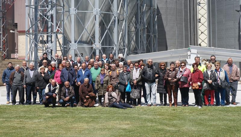 Grupo de vecinos en su visita a las instalaciones de Cobadu en Zamora
