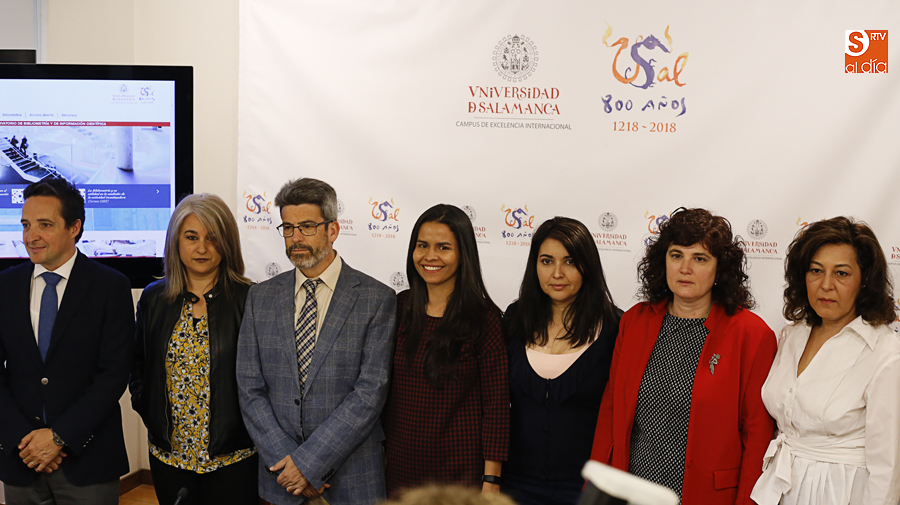 El vicerrector de Investigación y Transferencia, Juan Manuel Corchado, a la derecha, junto al equipo del OBIC, que dirige el catedrático de Bibliografía de la Universidad de Salamanca, José Antonio Cordón García / Foto de Alejandro López