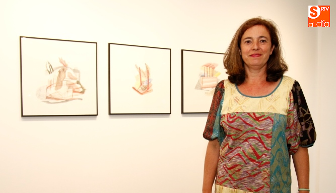 La artista Montserrat Gómez-Osuna, junto a algunas de sus obras / Foto de David Fernández