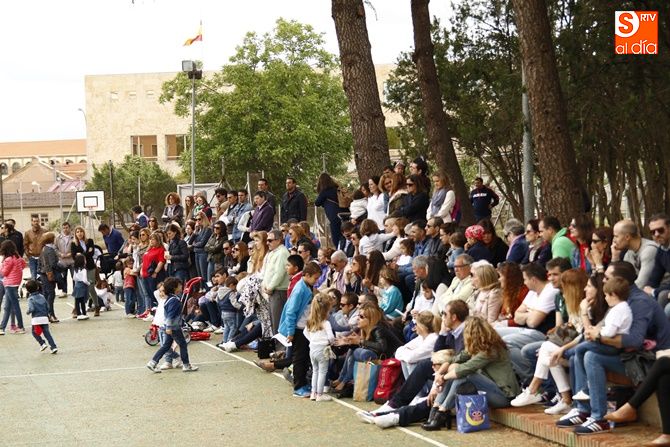 Padres, alumnos y profesores en la celebración del Día de la Familia. Foto: David Fernández