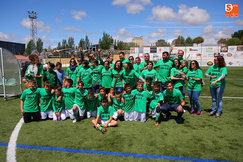 Jugadores, cuerpo técnico y padres celebraron por todo lo alto el título de liga
