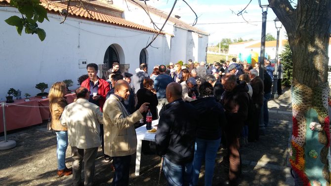 Los vecinos se vuelcan con la tradicional ofrenda floral a la Virgen de Sacedón