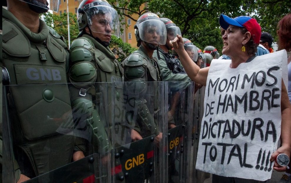 Mujer manifestándose en Caracas (Foto de Miguel Gutiérrez)