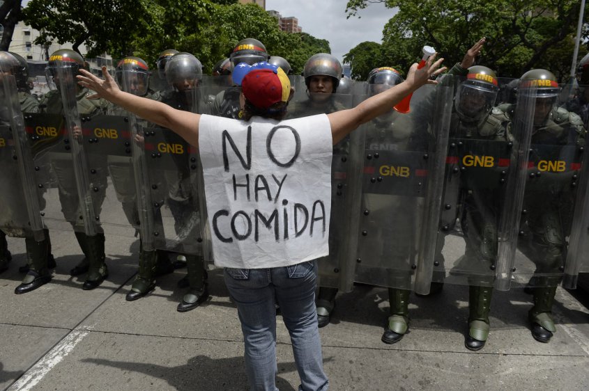 Foto 4 - ‘Genocidio en Venezuela’, clamor y protesta del escritor Rodolfo Izaguirre  