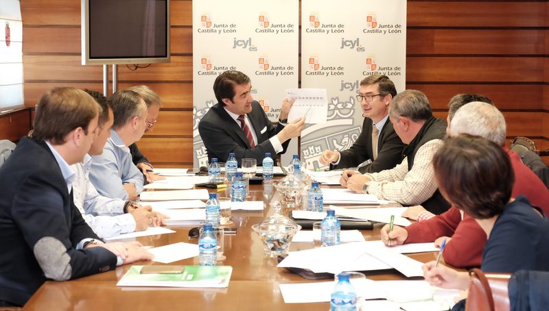 Reunión del consejero de Fomento y Medio Ambiente con organizaciones agrarias en la Mesa del Lobo