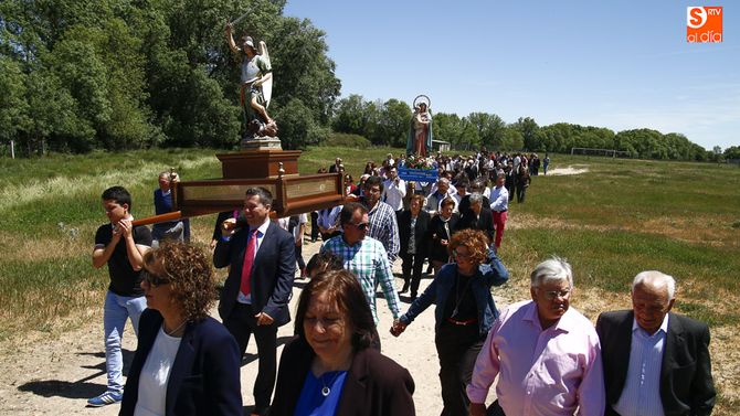 Los vecinos han acompañado a San Miguel en la procesión. Foto: David Fernández