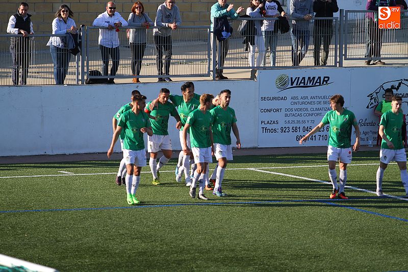 Antonio Pino (en el centro) marcó el gol verdiblanco de la tarde