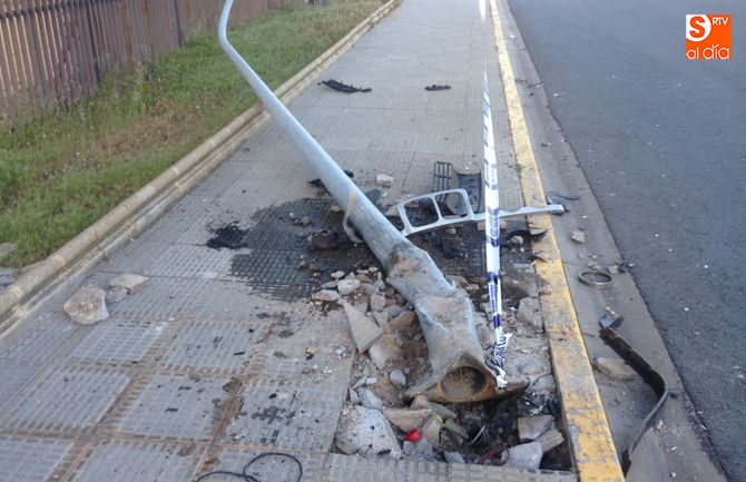 Una mujer herida al empotrar su vehículo contra una farola en Santa Marta