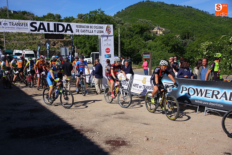 La categoría Elite toma la salida frente a la cooperativa de San Esteban.
