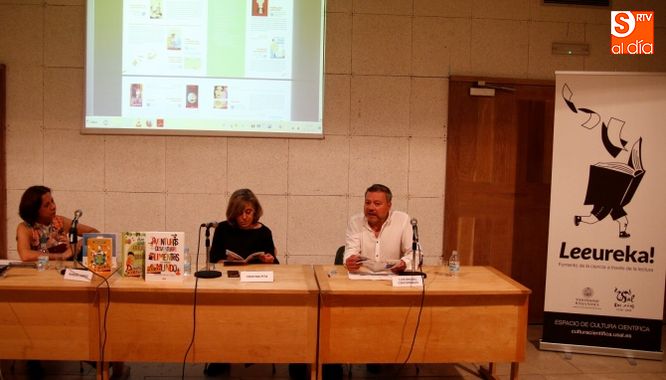 Presentación de la guía de lectura en Las Conchas. Fotos: David Fernández