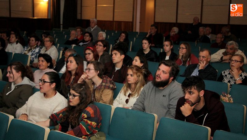 Público asistente a la conferencia sobre el mal de ojo impartida por Antonio González / CORRAL