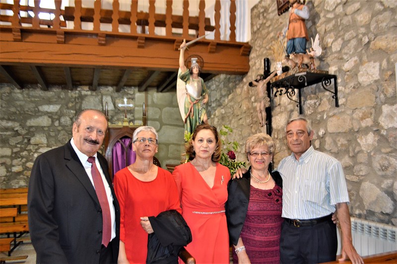 Silvestre Sánchez (izquierda) con vecinos de Aldearrodrigo durante los actos religiosos de las fiestas