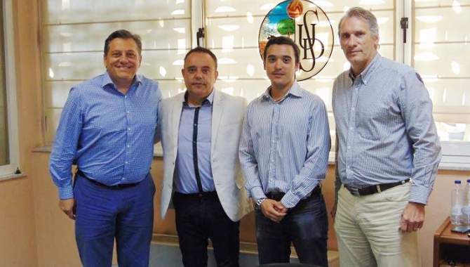 Momento de la firma en las instalaciones del Helmántico