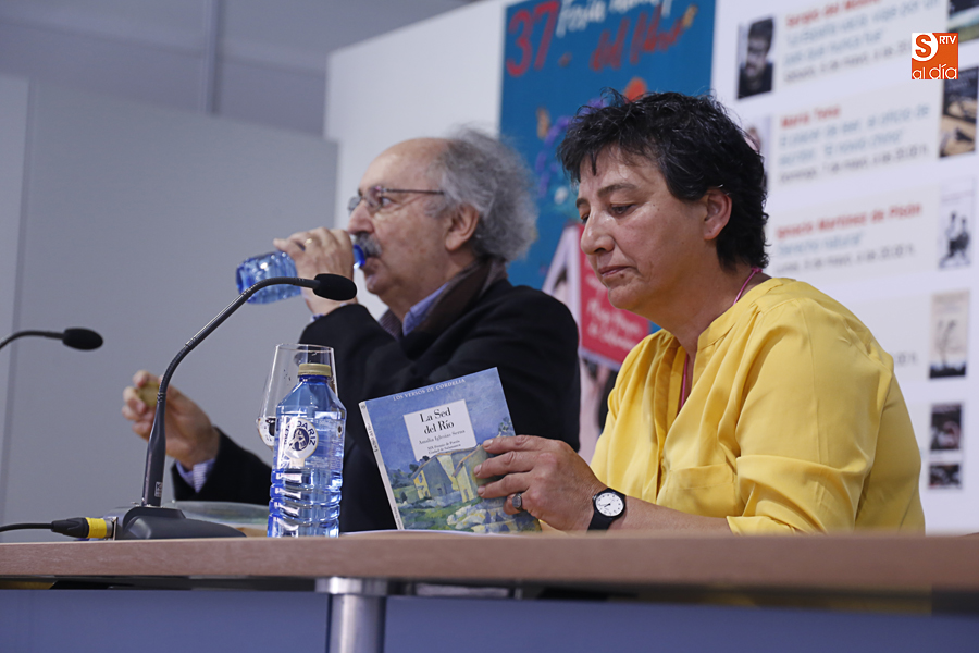 La escritora Amalia Iglesias junto al poeta Antonio Colinas / Foto de Alejandro López