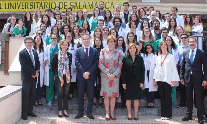 Foto familiar de los residentes en el Hospital Clínico de Salamanca