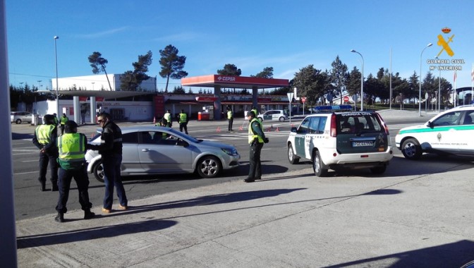 Uno de los controles en los que colabora la Guardia Civil en la frontera portuguesa