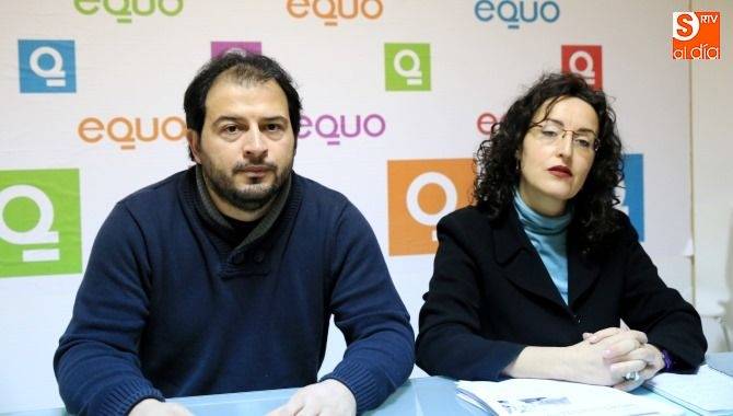 Marta Santos, coportavoz de EQUO CyL, a la derecha