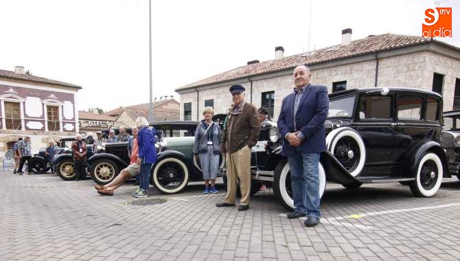 Momento de la concentración que se realizó en la entrada del Museo de Automoción