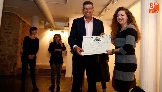 El diputado de Cultura entrega uno de los galardones. Foto: David Fernández