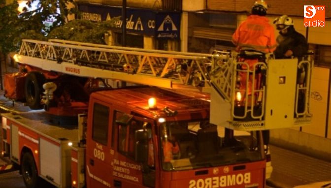 Escala de los Bomberos en su intervención en la calle Gómez Ulla / Foto de Juan Martín