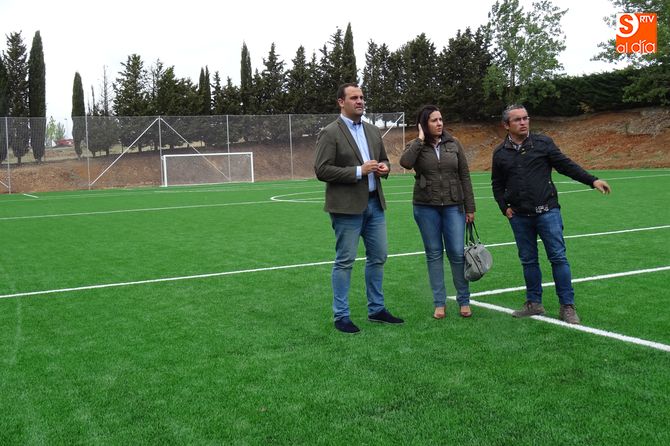 El alcalde y la concejala de Deportes han visitado el nuevo campo de fútbol