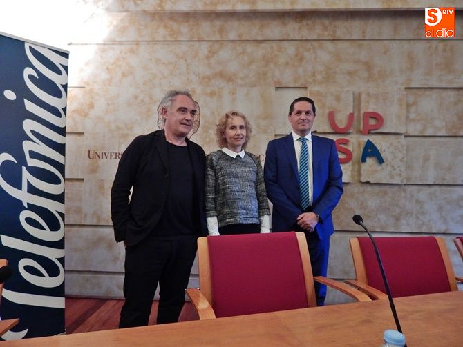 Ferrán Adrián, junto a la rectora de la UPSA, Mirian Cortés Diéguez, y Franciso Esteban Martínez, de Telefónica Castilla y León