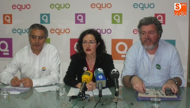 Juan López de Uralde (d), de Equo, durante una de sus comparecencias en Salamanca