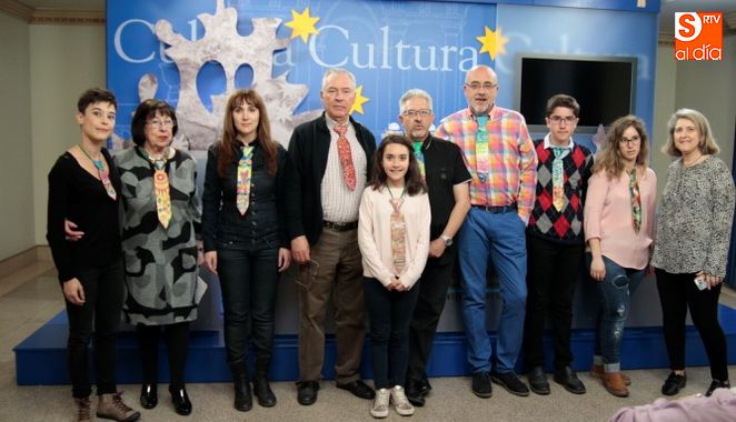 Originales corbatas en el Liceo como homenaje a Gloria Fuertes. Fotos: David Fernández