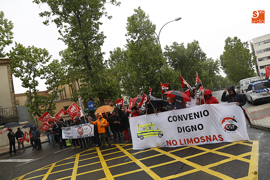 Protesta a la entrada del Virgen Vega (Foto de Álex López)