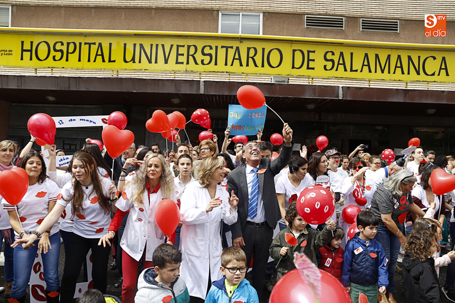 Globos, besos y música en solidaridad con los niños hospitalizados (Foto de Álex López)